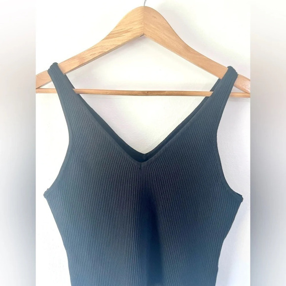 House of Harlow 1960 Ribbed Black Cropped V-Neck Tank Top Size Large - Picture 5 of 6
